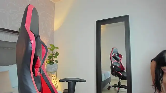 shanel smithh online show from November 17, 2025, 12:55 pm