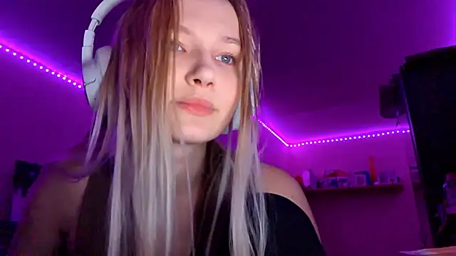 KarinRobertson online show from November 14, 2025, 7:23 pm