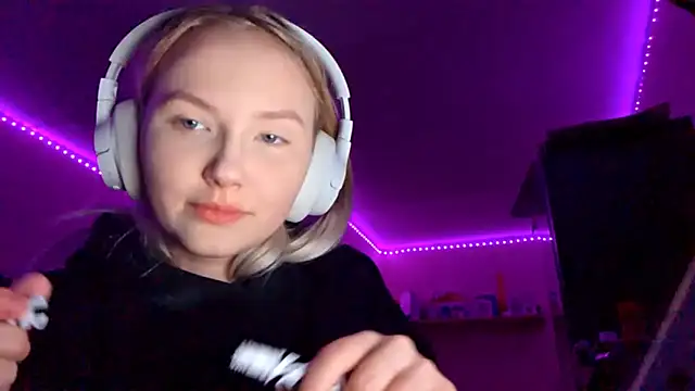 KarinRobertson online show from November 26, 2025, 4:08 pm