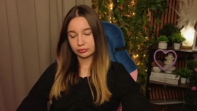 LauriePerez online show from December 21, 2025, 12:45 pm