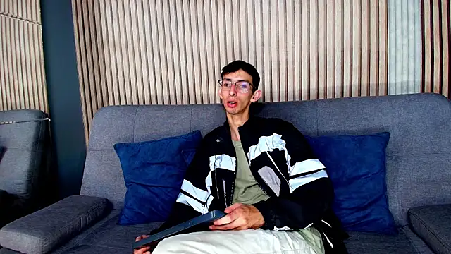 ZyroNight online show from December 2, 2025, 11:45 pm