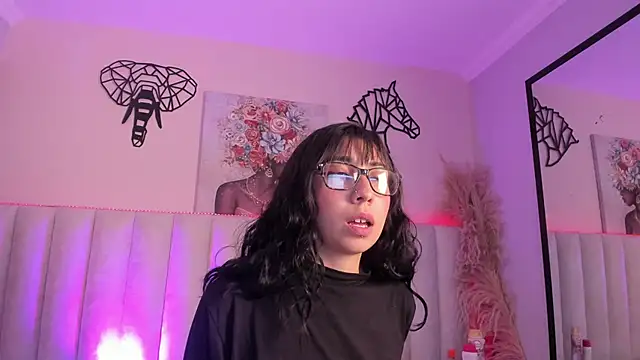 Isabella Crofts online show from November 19, 2025, 3:06 am