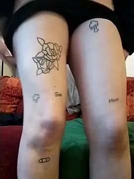 Leacouturierrr online show from November 24, 2025, 3:23 pm