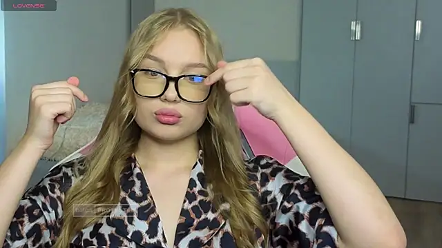 Lunar Flare online show from November 11, 2025, 6:35 am