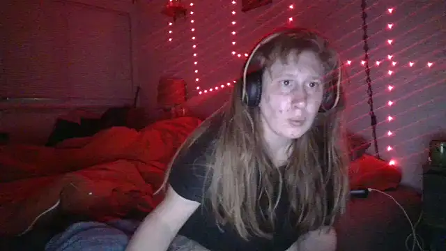 Snapshot of Redriddinghood8 chatting on February 4, 2026, 8:09 am Redriddinghood8 online show from February 4, 2026, 8:09 am