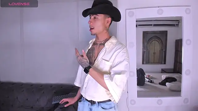 Snapshot of PiperrCry chatting on November 8, 2025, 4:01 am PiperrCry online show from November 8, 2025, 4:01 am