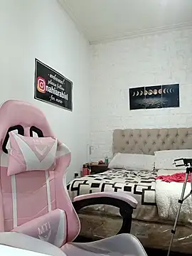 nahiarabiel33 online show from April 12, 2026, 9:20 pm