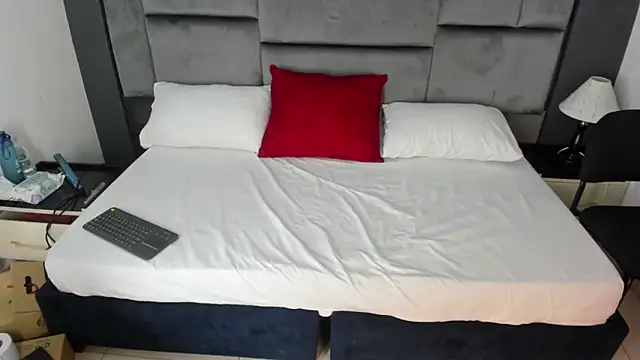 CatleyaSmith online show from December 20, 2025, 12:12 pm