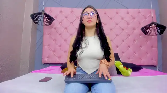 Mia Horney online show from December 2, 2025, 12:21 pm