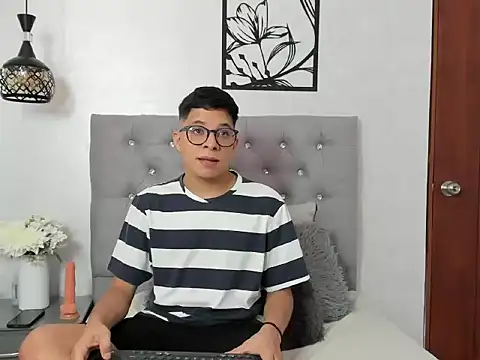 Snapshot of LucaDave_1 chatting on November 11, 2025, 6:19 pm LucaDave 1 online show from November 11, 2025, 6:19 pm