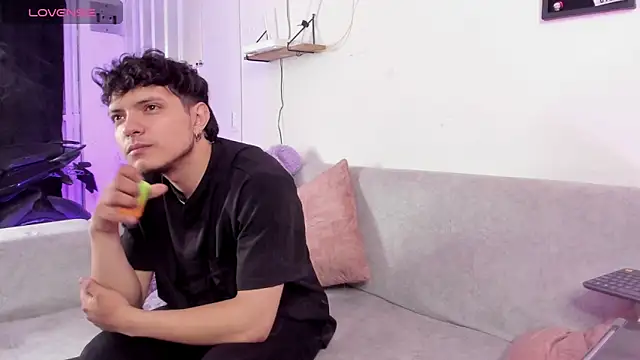 MidNightTouch-21 online show from November 19, 2025, 4:34 am