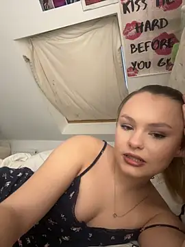 LillieWebb  online show from November 30, 2025, 4:11 pm