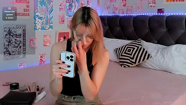 CindyMoriLove online show from April 15, 2026, 6:09 am