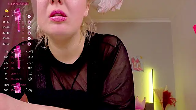 WildLady30 online show from November 21, 2025, 7:12 pm