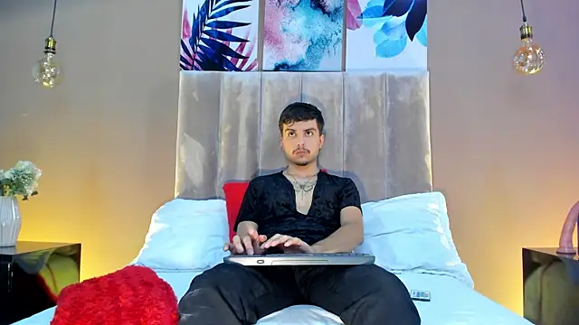 NicolasRey1 online show from November 13, 2025, 4:22 am