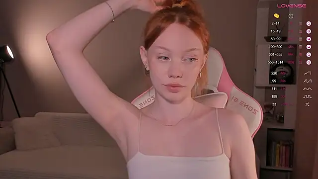 Snapshot of Elisahsthetics chatting on February 2, 2026, 1:37 am Elisahsthetics online show from February 2, 2026, 1:37 am