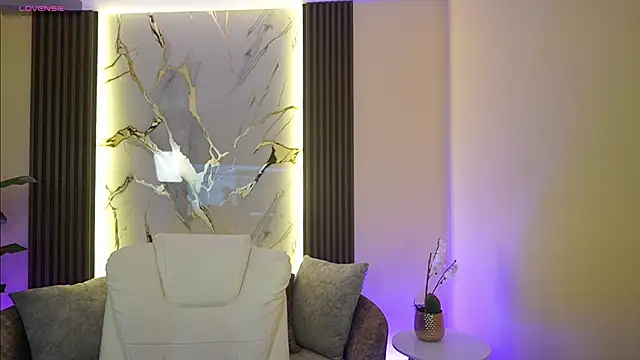 TessaaFox online show from December 18, 2025, 12:11 pm