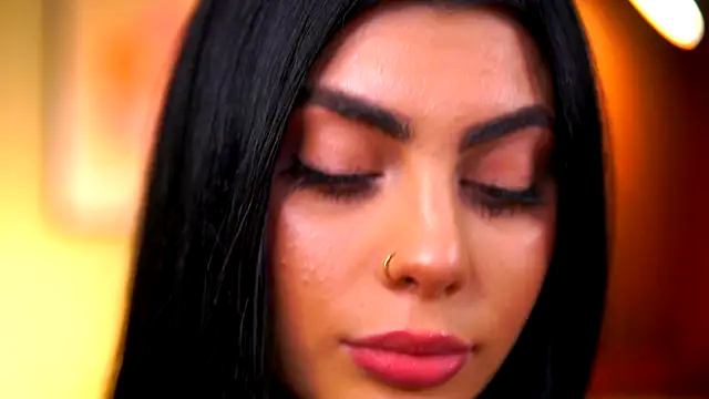 RavennaDArcy online show from November 26, 2025, 8:10 pm