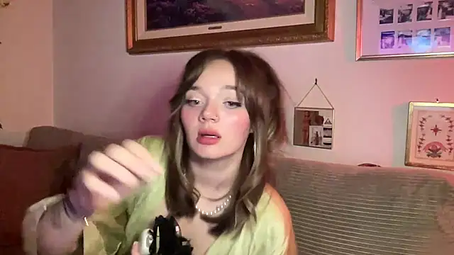 angelgirl98 online show from March 6, 2026, 6:10 am