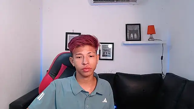 Snapshot of Tessachains_2_ chatting on November 5, 2025, 8:42 pm Tessachains 2 online show from November 5, 2025, 8:42 pm