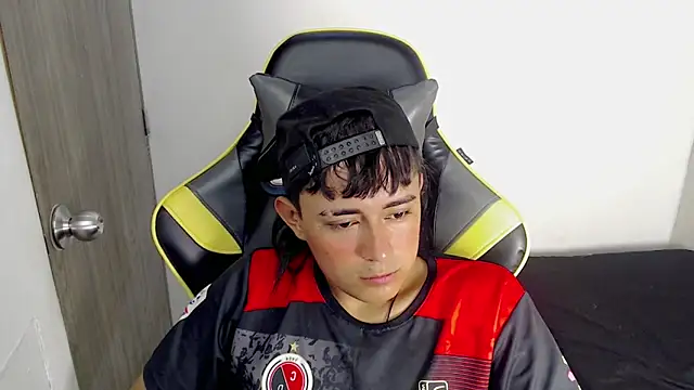 Tatann 18 online show from November 28, 2025, 8:44 pm