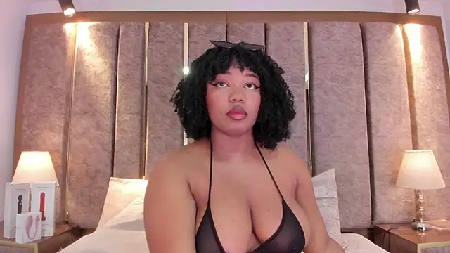 BrendaFernandez  online show from April 12, 2026, 1:27 pm