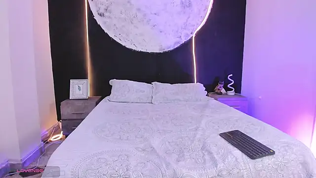 Snapshot of ZarinaWynne chatting on November 17, 2025, 8:25 pm ZarinaWynne online show from November 17, 2025, 8:25 pm