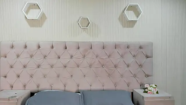 ZarinaWynne online show from June 13, 2026, 12:58 pm