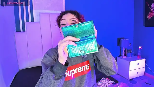 AliceMadnes online show from December 1, 2025, 4:28 am