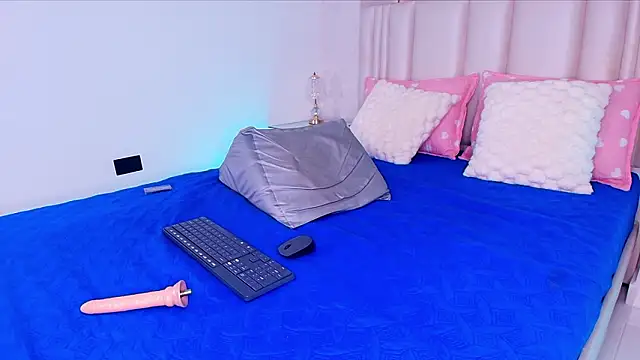 alanarose18 online show from February 11, 2026, 7:19 pm