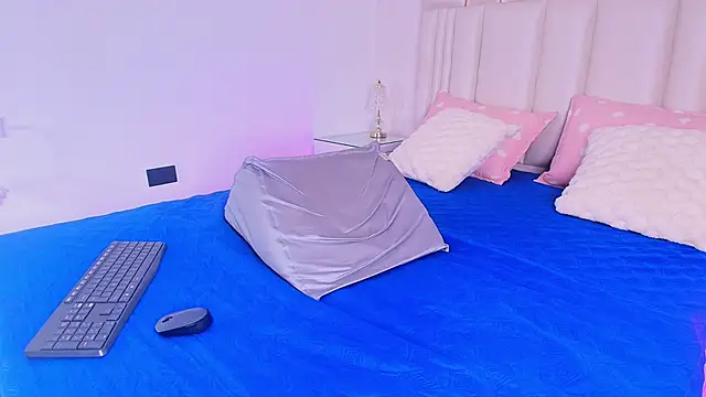 alanarose18 online show from April 13, 2026, 7:19 pm