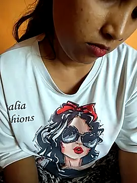 Sexy Divya   online show from April 23, 2026, 4:35 am