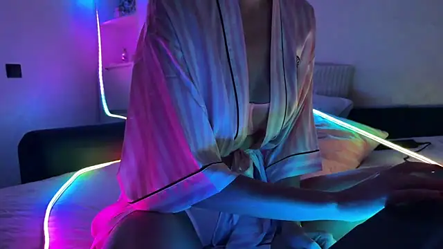 MollyLoveX online show from December 5, 2025, 6:15 pm