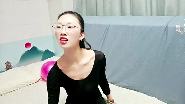 Snapshot of QIQIZHAO-2025 chatting on December 1, 2025, 12:43 pm QIQIZHAO-2025 online show from December 1, 2025, 12:43 pm