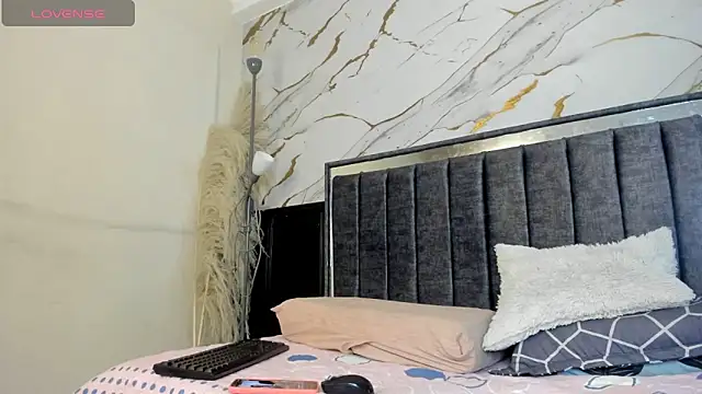 emma bloom  online show from November 15, 2025, 12:56 pm