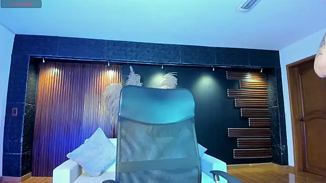 Saara Corraless online show from April 17, 2026, 6:33 pm