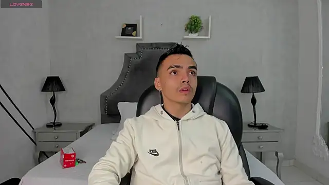 NicoKingg  online show from December 3, 2025, 4:42 am