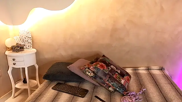 BellaRooux online show from January 8, 2026, 12:29 pm