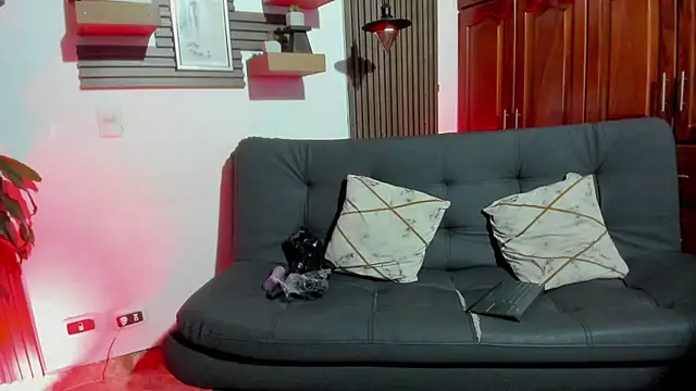 Melany 27 online show from December 4, 2025, 2:26 pm