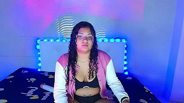 Snapshot of CurlyAliccia_ chatting on November 16, 2025, 11:54 pm CurlyAliccia online show from November 16, 2025, 11:54 pm