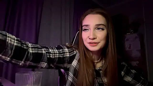 HollyPaw online show from November 28, 2025, 5:04 pm