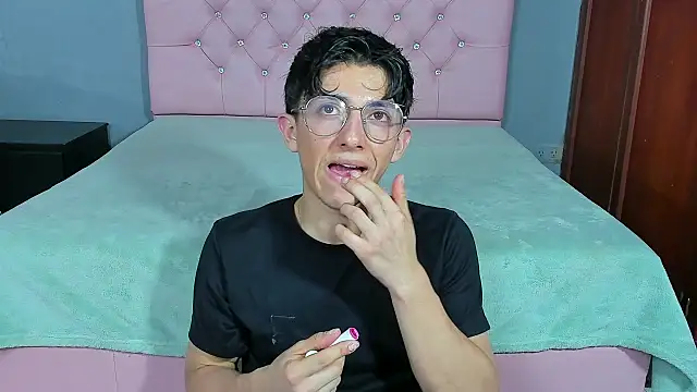 ElanGiraldo online show from January 5, 2026, 11:41 pm