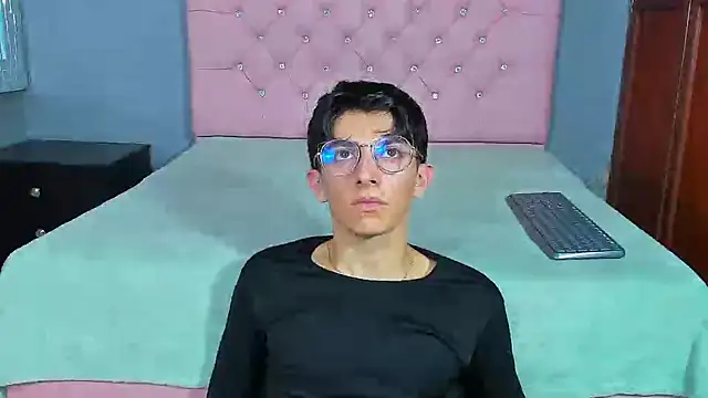 ElanGiraldo online show from January 7, 2026, 10:45 pm