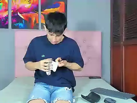 Snapshot of ElanGiraldo chatting on February 1, 2026, 12:20 am ElanGiraldo online show from February 1, 2026, 12:20 am