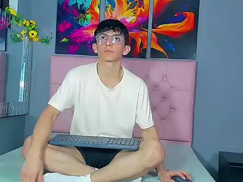 Snapshot of ElanGiraldo chatting on February 9, 2026, 11:42 pm ElanGiraldo online show from February 9, 2026, 11:42 pm