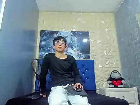 Snapshot of ElanGiraldo chatting on February 24, 2026, 11:36 pm ElanGiraldo online show from February 24, 2026, 11:36 pm