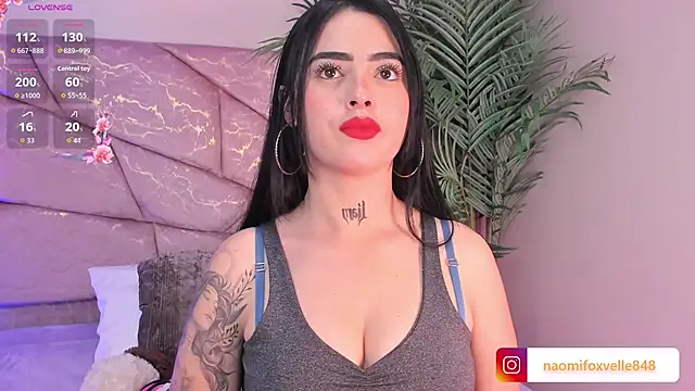 Snapshot of _Naomi_Fox_ chatting on December 17, 2025, 4:51 am Naomi Fox online show from December 17, 2025, 4:51 am