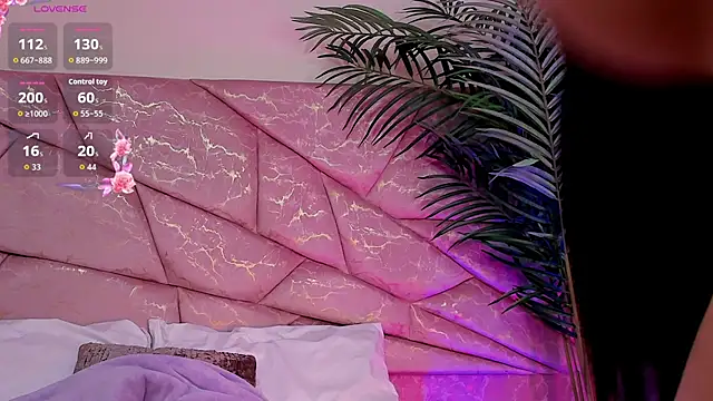 Snapshot of _Naomi_Fox_ chatting on December 23, 2025, 5:27 am Naomi Fox online show from December 23, 2025, 5:27 am