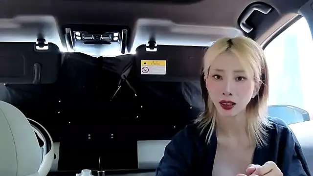 MoonVelour999 online show from April 11, 2026, 7:24 am