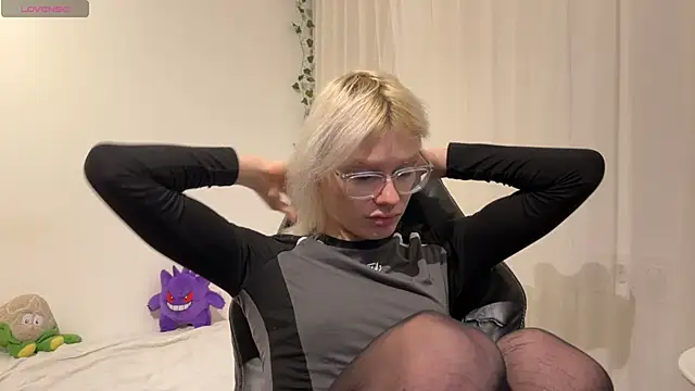 MollyChloe online show from December 16, 2025, 6:24 pm